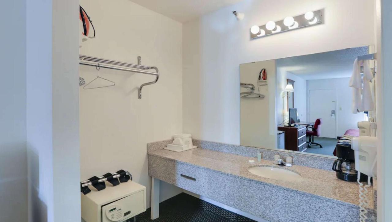 Magnuson Hotel Брадентън Екстериор снимка